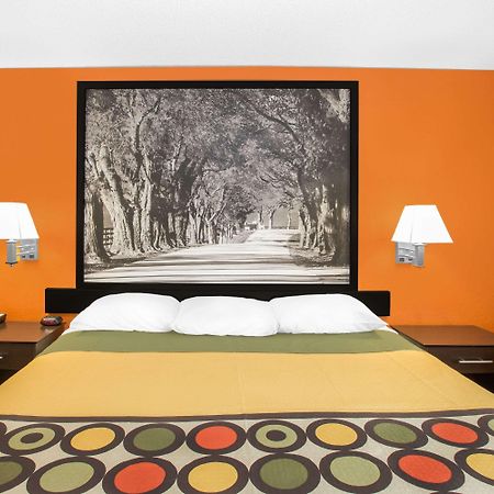 Super 8 By Wyndham Clive Ia Motel Bagian luar foto