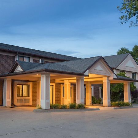 Super 8 By Wyndham Clive Ia Motel Bagian luar foto
