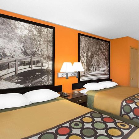 Super 8 By Wyndham Clive Ia Motel Bagian luar foto
