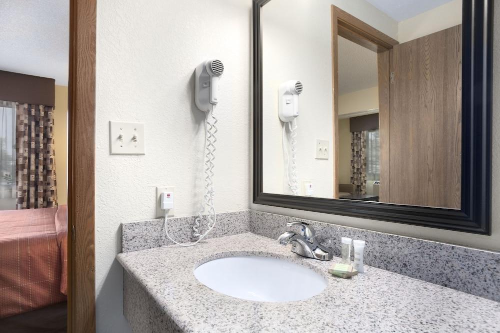 Super 8 By Wyndham Clive Ia Motel Bagian luar foto