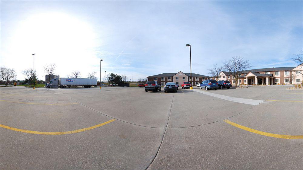 Super 8 By Wyndham Clive Ia Motel Bagian luar foto