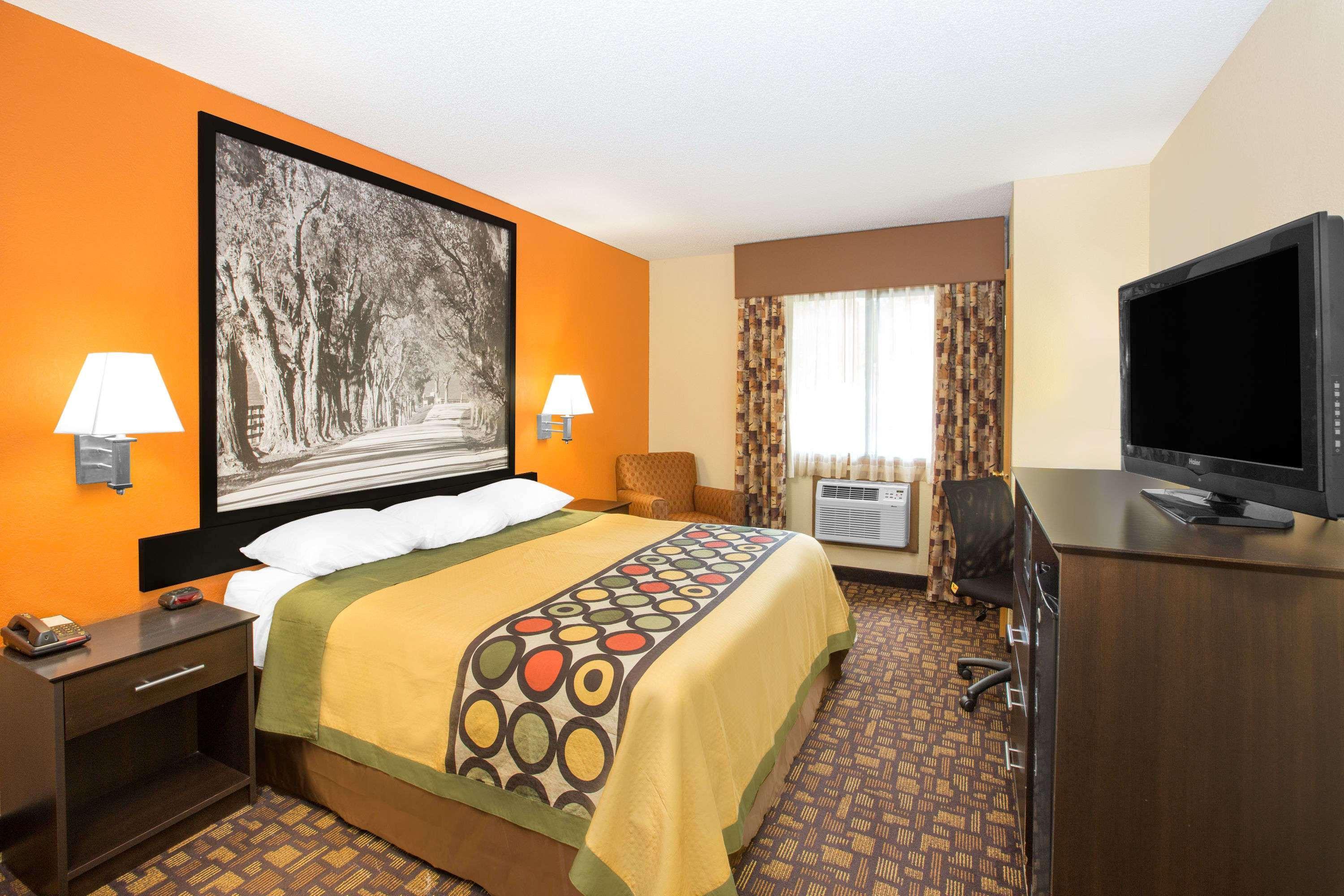 Super 8 By Wyndham Clive Ia Motel Bagian luar foto