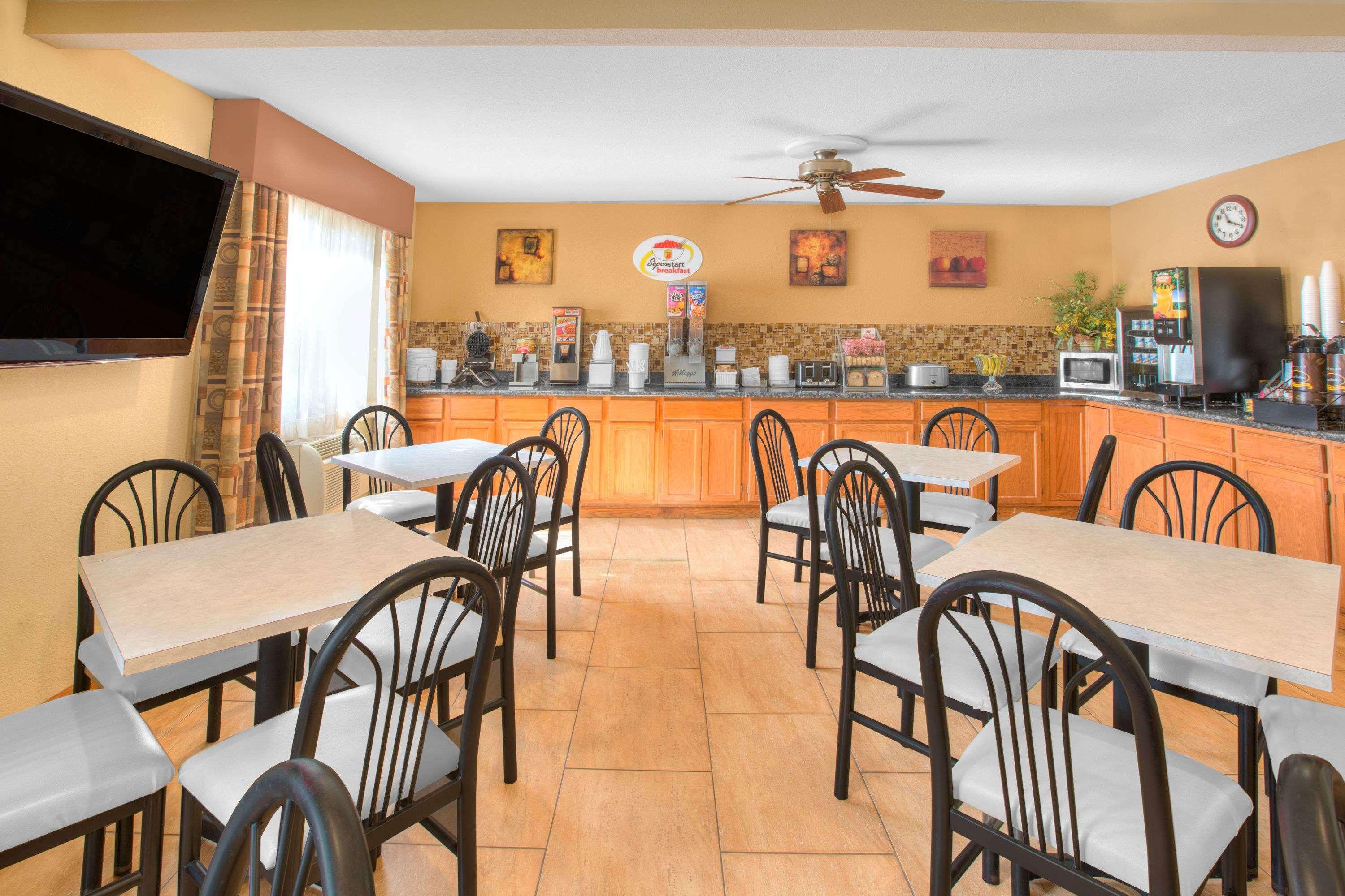 Super 8 By Wyndham Clive Ia Motel Bagian luar foto