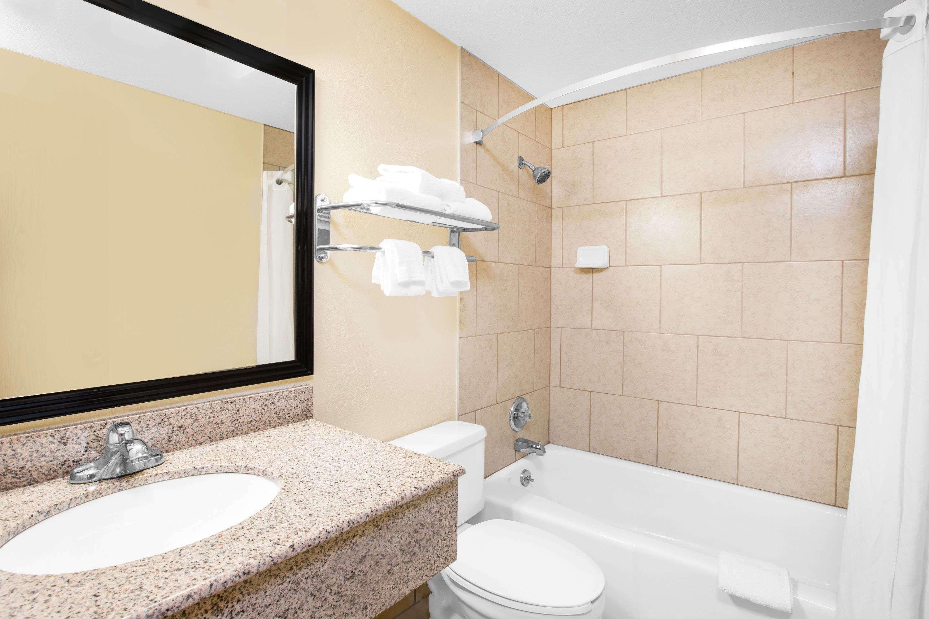 Super 8 By Wyndham Clive Ia Motel Bagian luar foto