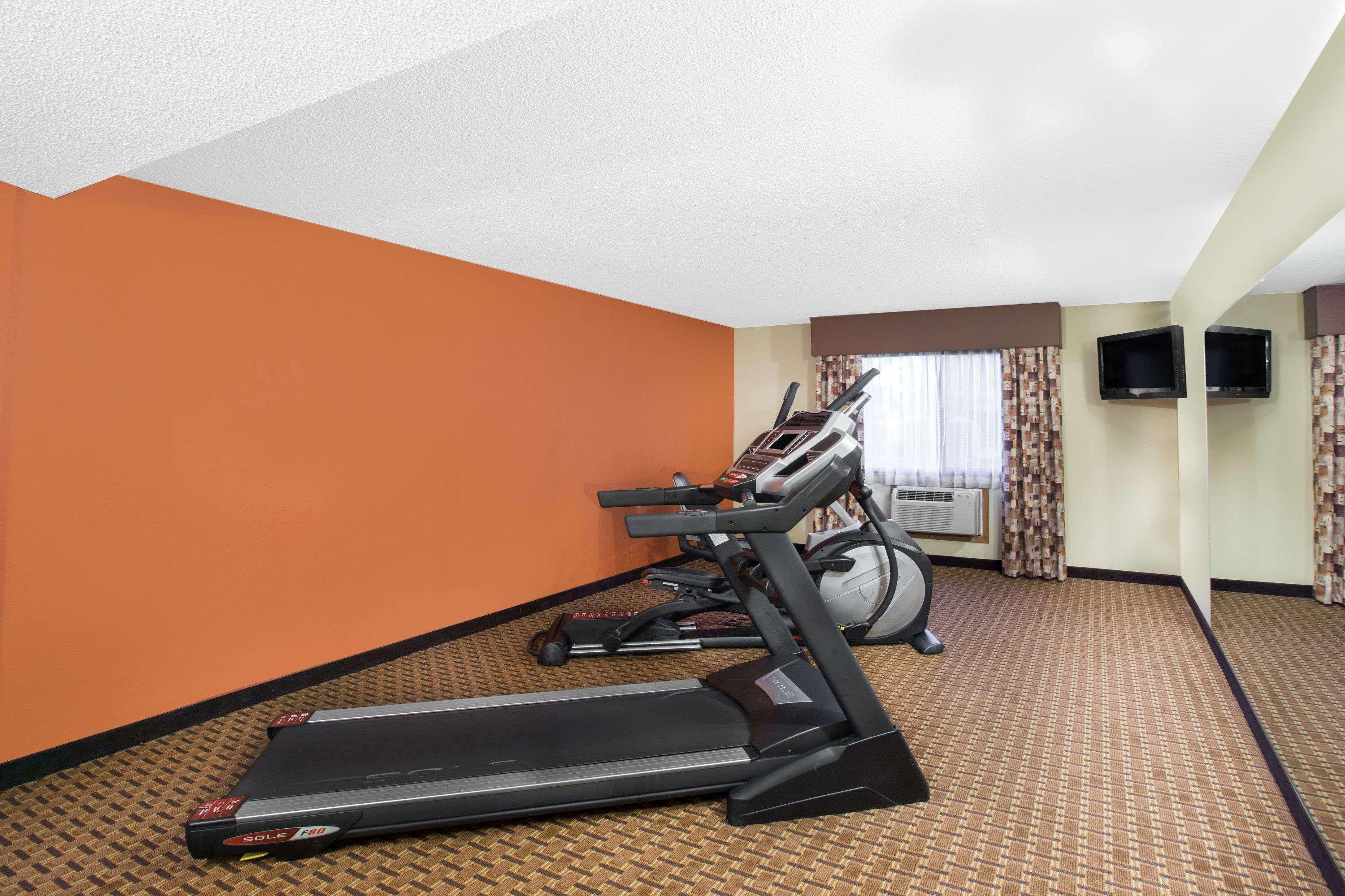 Super 8 By Wyndham Clive Ia Motel Bagian luar foto