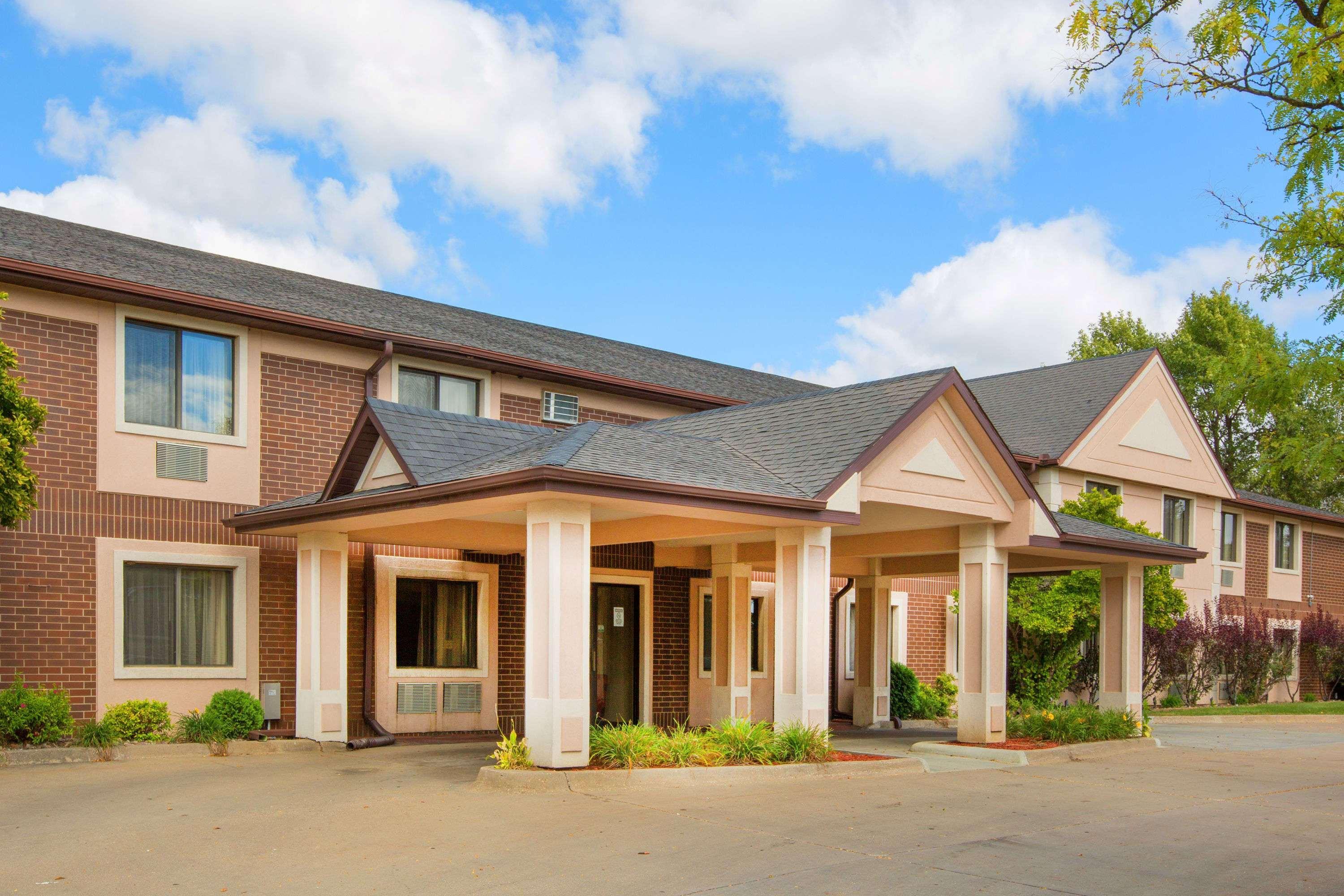 Super 8 By Wyndham Clive Ia Motel Bagian luar foto