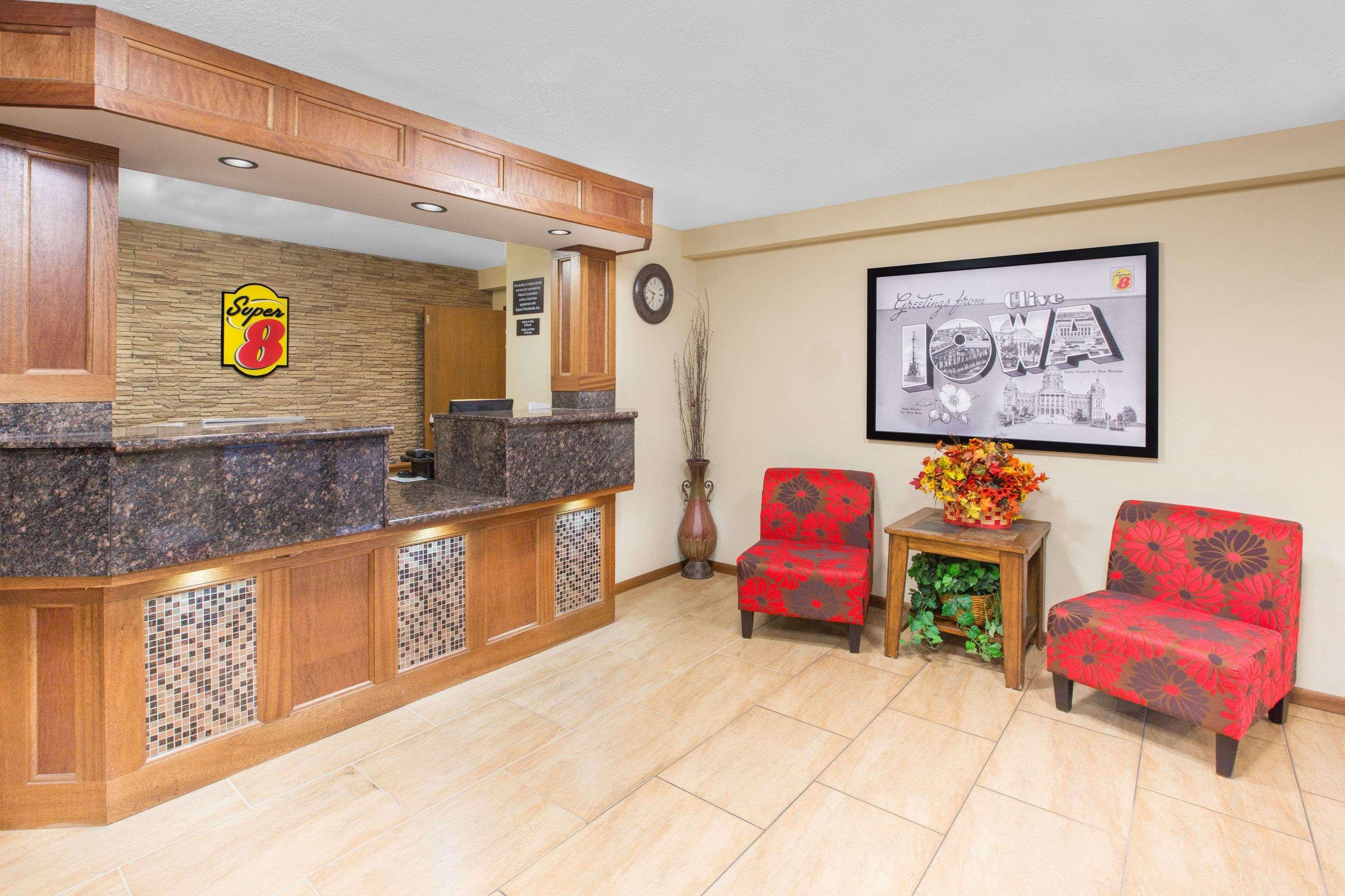 Super 8 By Wyndham Clive Ia Motel Bagian luar foto