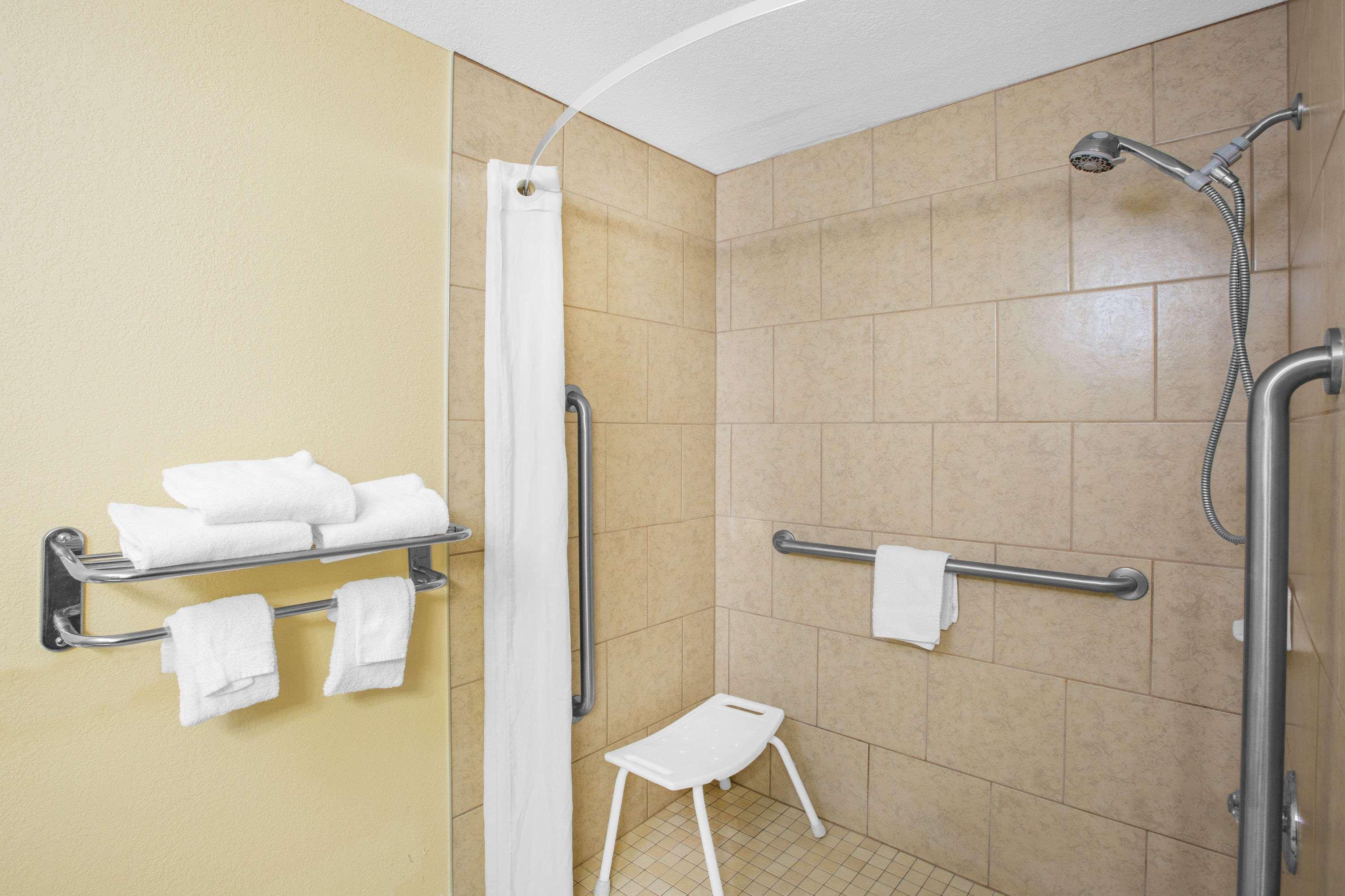 Super 8 By Wyndham Clive Ia Motel Ruang foto