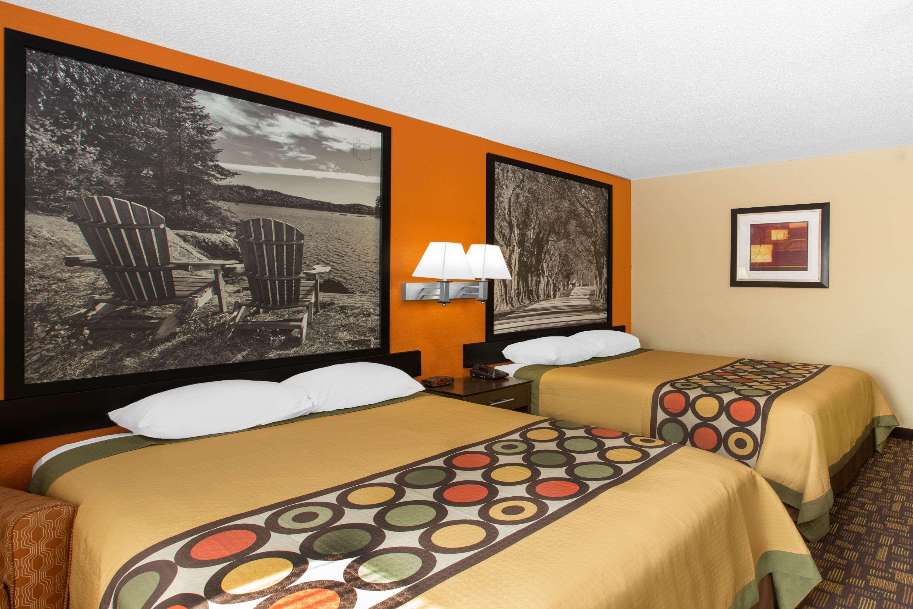 Super 8 By Wyndham Clive Ia Motel Bagian luar foto