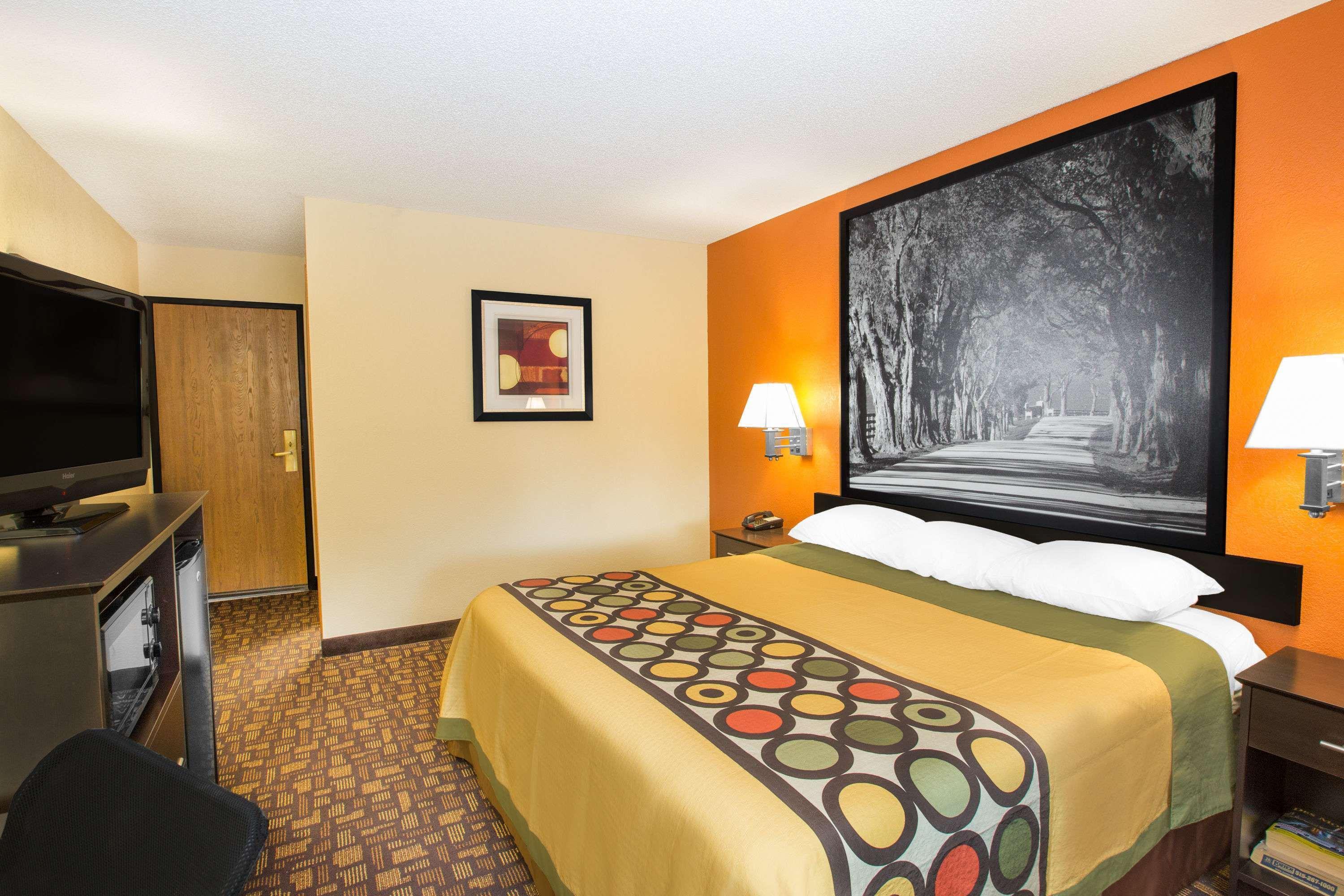 Super 8 By Wyndham Clive Ia Motel Bagian luar foto