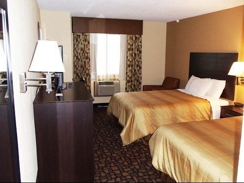 Super 8 By Wyndham Clive Ia Motel Bagian luar foto