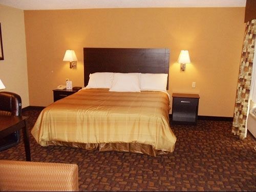 Super 8 By Wyndham Clive Ia Motel Bagian luar foto
