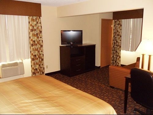 Super 8 By Wyndham Clive Ia Motel Bagian luar foto