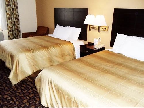 Super 8 By Wyndham Clive Ia Motel Bagian luar foto