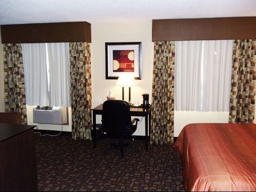 Super 8 By Wyndham Clive Ia Motel Bagian luar foto