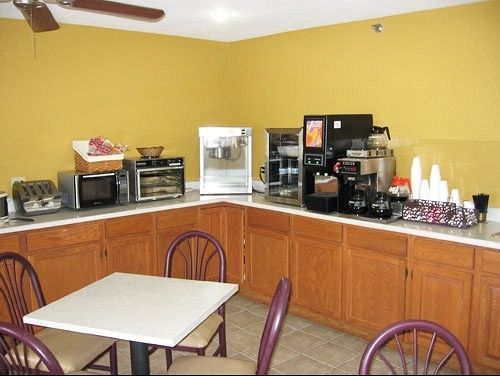 Super 8 By Wyndham Clive Ia Motel Bagian luar foto