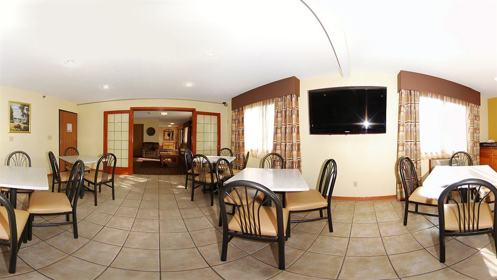 Super 8 By Wyndham Clive Ia Motel Bagian luar foto