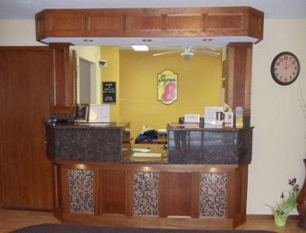 Super 8 By Wyndham Clive Ia Motel Bagian luar foto